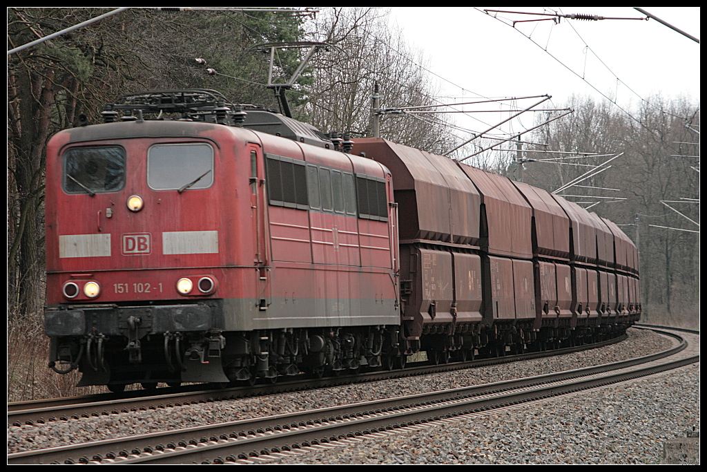 DB Schenker 151 102-1 mit Erzzug Richtung Berlin (Erkner 06.04.2010)