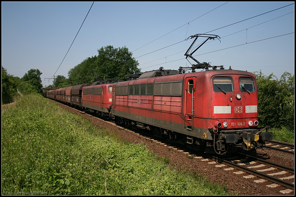 DB Schenker 151 106-2 mit Schwesterlok in Traktion und einem Kohlependel (gesehen Lehrte-Ahlten b. Hannover 24.06.2010)