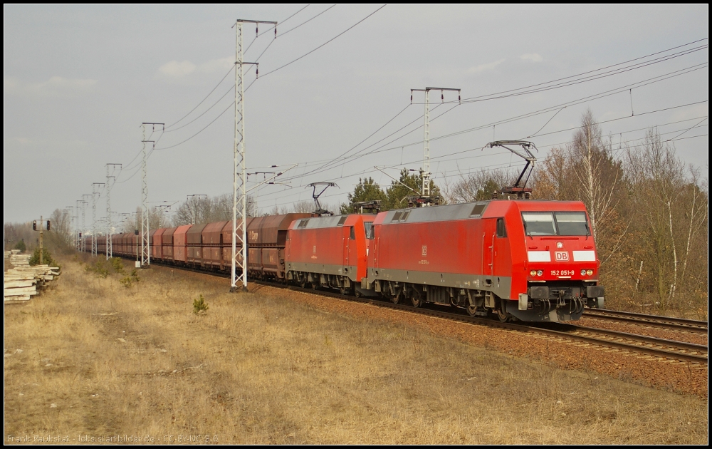 DB Schenker 152 051 fuhr mit einer Schwesterlok und einem Erz-Zug am 09.04.2013 durch die Berliner Wuhlheide