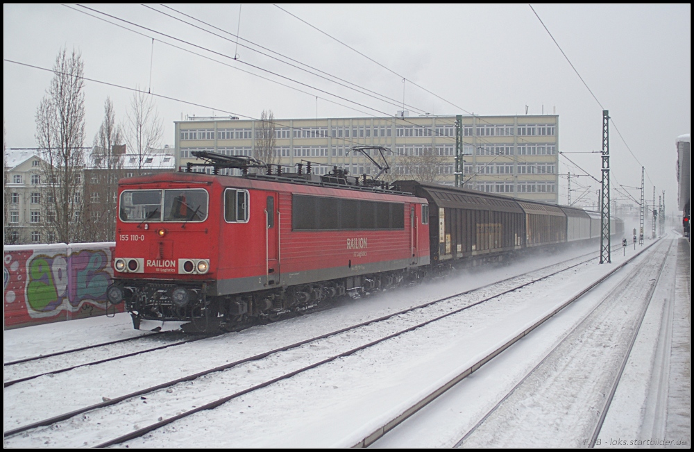 DB Schenker 155 110-0 kommt auf der Berliner Ringbahn mit Seitenschiebewandwagen aus Moabit und f�hrt Richtung Nordkreuz. Hier auf H�he des Bahnhofs Wedding am 30.12.2010.