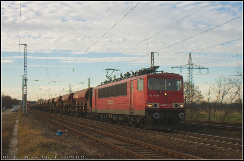 DB Schenker 155 148-0 und Schttgutwagen am 25.11.2011 in Nuthetal-Saarmund