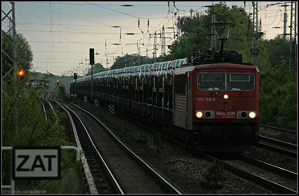 DB Schenker 155 158-9 brachte nicht nur einen Zug mit neuen Autos, sondern auch tiefschwarze Wolken mit (gesehen Berlin Hirschgarten 24.05.2010)
<br><br>
- Update: 05.2018 bei Fa. Bender, Opladen