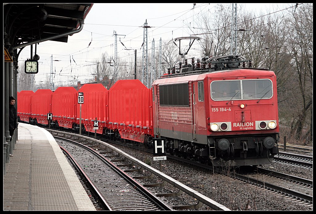 DB Schenker 155 194-4 mit neuen G�terwagen der Gattung Rnoos.644 (Berlin K�penick, 13.03.2010)
<br><br>
Update: 11/2014 in Rostock-Seehafen als Ersatzteilspender z; 22.08.2015 in Opladen verschrottet