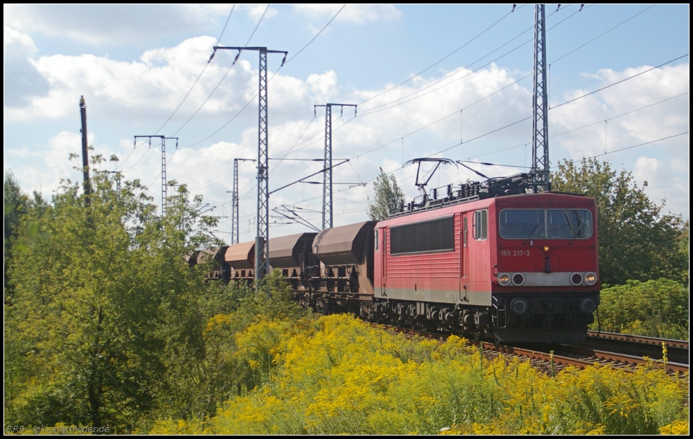 DB Schenker 155 217-3 mit Facs-Wagen am 20.08.2011 in der Berliner Wuhlheide
<br><br>
Update: 06/2012 in Rostock-Seehafen zA; 08/2013 nach Mukran überführt; 2015 in Rostock-Seehafen z; 26.08.2015 in Opladen verschrottet