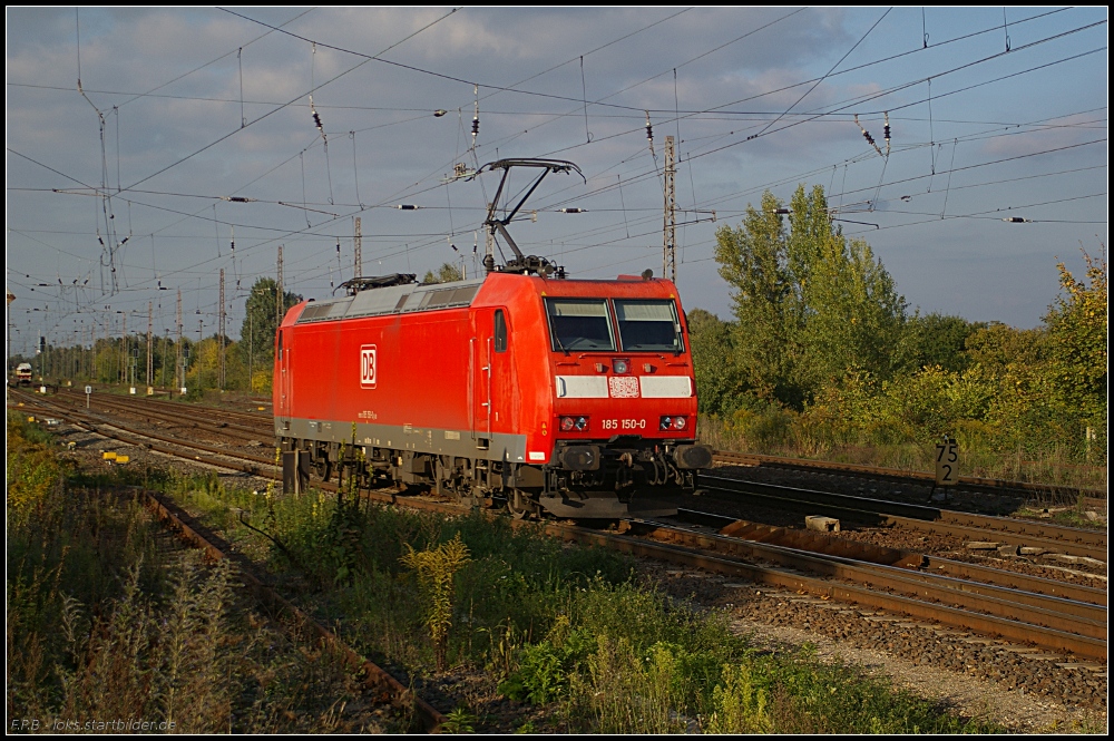 DB Schenker 185 150-0 hatte einen G�terzug gebracht und f�hrt jetzt auf ein Ausweichgleis (NVR-Nummer: 91 80 6185 150-0 D-DB, gesehen Wustermark-Priort 01.10.2010)
