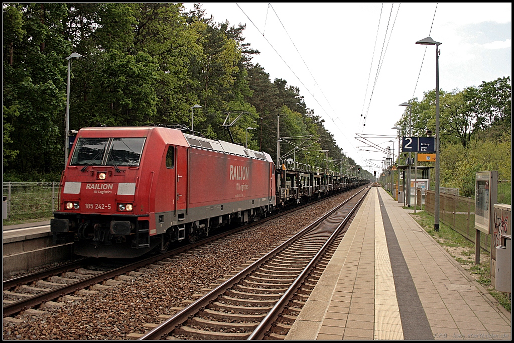 DB Schenker 185 242-5 mit leerem Autotransporter Richtung FFO (Grünheide Fangschleuse 25.05.2010)