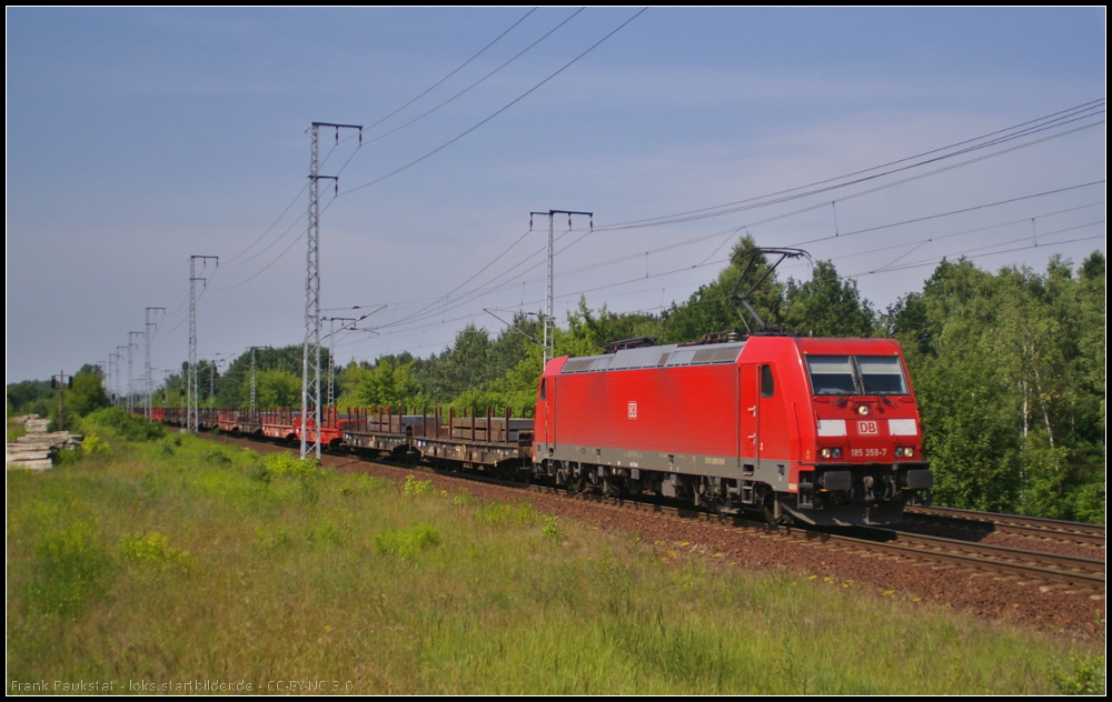 DB Schenker 185 359 mit Stahlbrammen am 18.06.2013 in der Berliner Wuhlheide