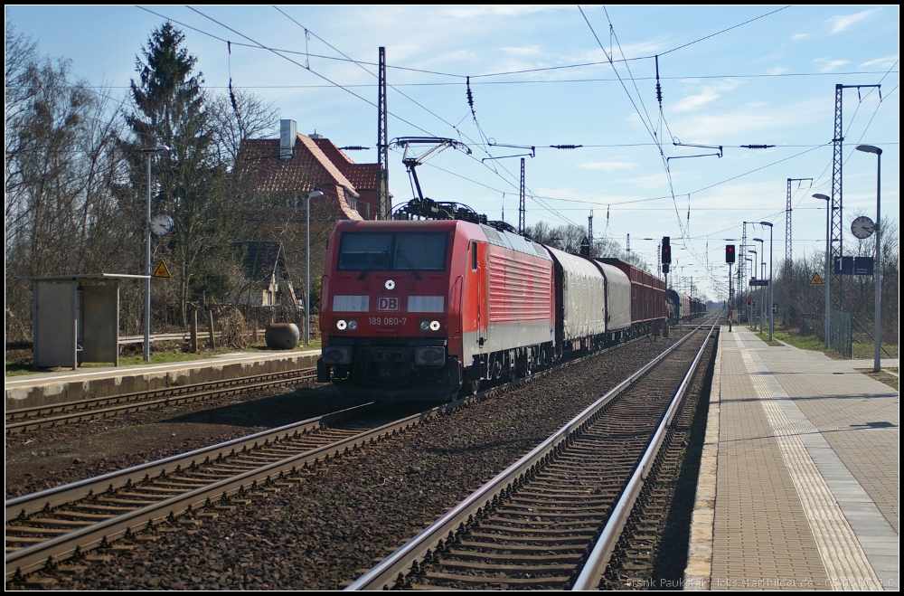 DB Schenker 189 060 mit einem gemischtem G�terzug am 15.04.2013 in Wustermark-Priort