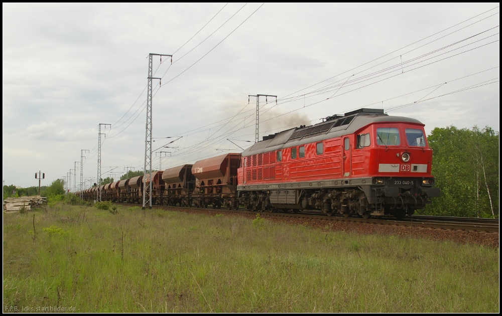 DB Schenker 233 040-5 blubbert am 10.05.2012 gem�chlich mit Sch�ttgut durch die Berliner Wuhlheide