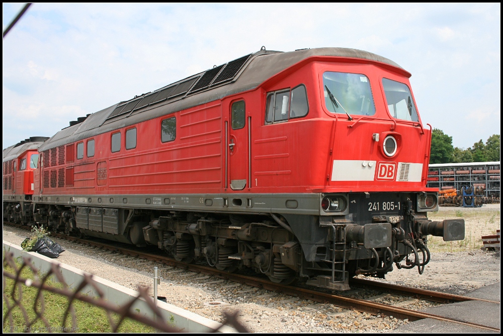 DB Schenker 241 805-1 steht auf einem Seitengleis des Betriebswerks (NVR-Nummer 92 80 1241 805-1 D-DB, Remotorisierung mit Kolomna Dieselmotor vom Typ 2-5D49, Güterzugvariante mit 4000 PS Leistung, ex DR 132 284-1, ex DB 232 284-0, gesehen Aw Cottbus 30.06.2010)
<br><br>
Update: 05.2009 in Aw Cottbus z; ++ 08.12.2014 in Espenhain (Scholz Recycling GmbH)