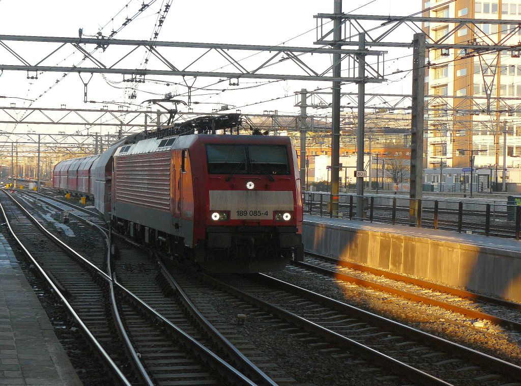 DB Schenker Lok 189 085-4 mmit Guterzug Amsterdam Centraal Station 11-12-2012.

DB Schenker lokomotief 189 085-4 met goederentrein Amsterdam Centraal Station 11-12-2012.

