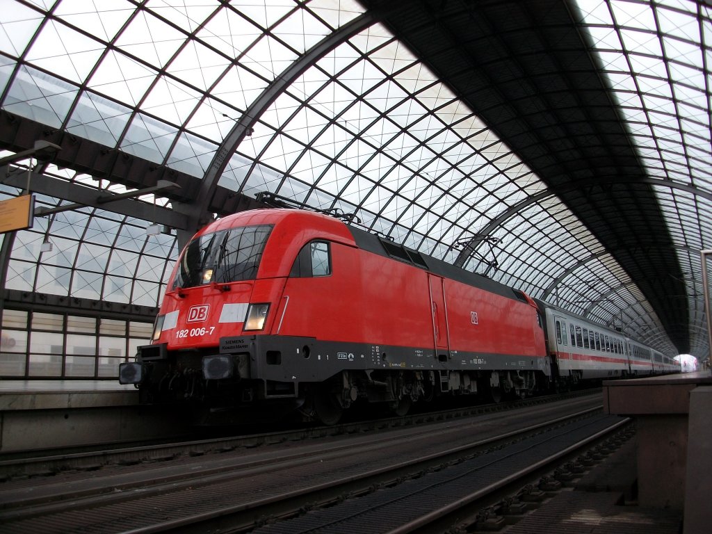 DB Taurus 182 006 mit dem EC 175 Hamburg Altona-Budapest keleti.pu am 16.Oktober 2010 in Berlin Spandau.