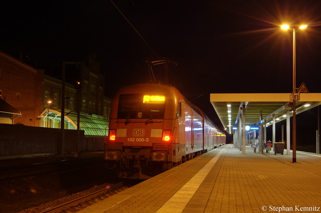 DB-Taurus 182 008-3 mit dem RE2 (RE 37387) von Rathenow nach Cottbus in Rathenow. 06.12.2011