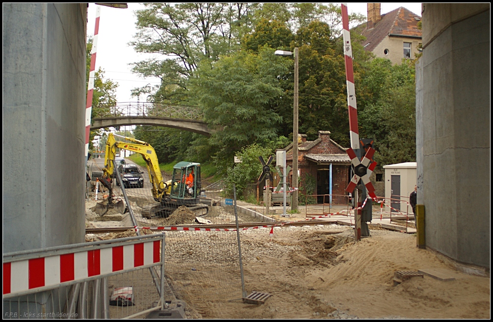 Den Schrankenw�rter gibt es schon lange nicht mehr, nun wurden auch Br�ckenbauwerk und Gleise erneuert. Die Schranken werden als n�chstes ausgetauscht (gesehen Cottbus 05.10.2010)