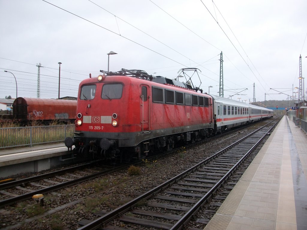 Der 24.Oktober 2010 ist der Tag der Abschiede,auch IC 1809 Binz-K�ln fuhr mit 115 205,an diesem Tag f�r dieses Jahr zum letzten Mal,damit ist auch f�r dieses Jahr der planm��ige Einsatz der Baureihe 115 im Norden beendet.
Hoffentlich wird es im n�chsten Fahrplan wieder ein 115er Einsatz geben !