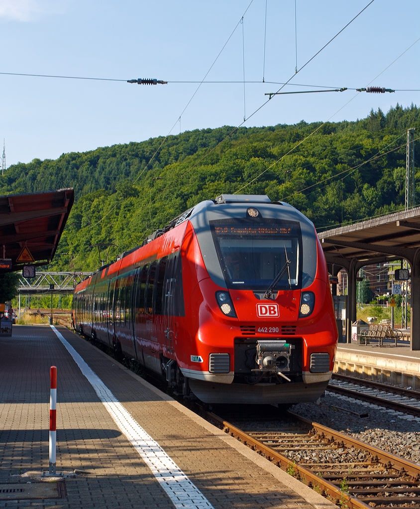 Der 442 290 / 442 790 ein vierteiliger Bombardier Talent 2 der DB Regio Hessen als SE 40 Mittelhessen-Express beginnt gerade vom Bahnhof Dillenburg seine Reise nach Frankfurt am Main Hbf, hier am 07.07.2013.

