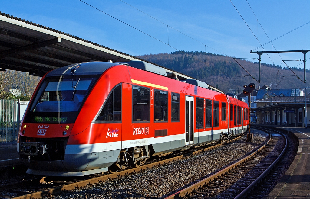 Der Alstom Coradia LINT 41 - Dieseltriebwagen 648 702 / 202 der DreiLnderBahn als RB 95 (Dillenburg-Siegen-Au/Sieg), fhrt am 12.01.2013 von Betzdorf/Sieg weiter in Richtung Au/Sieg.
Der LINT (Leichter Innovativer Nahverkehrstriebwagen) war eine Entwicklung von Linke-Hofmann-Busch (LHB) in Salzgitter. Diese wurde 1994/1995 vom franzsischen GEC-Alsthom-Konzern bernommen, wo der LINT innerhalb der CORADIA-Familie vermarktet wird, wobei sie immer noch in Salzgitter gebaut werden.
brigens die Typenbezeichnung 41 stammt von der gerundeten Lnge von 41 m. 
Technische Daten:
Die Achsfolge ist B' 2' B', das  Eigengewicht betrgt 65,5 t und Lnge ber Kupplung ist 41.810 mm. Die Kraftbertragung erfolgt dieselhydraulisch, angetrieben durch 2 Stck  MTU 6R183TD13H Dieselmotoren  315 kW (428 PS) Leistung, die Hchstgeschwindigkeit betrgt 120 km/h.