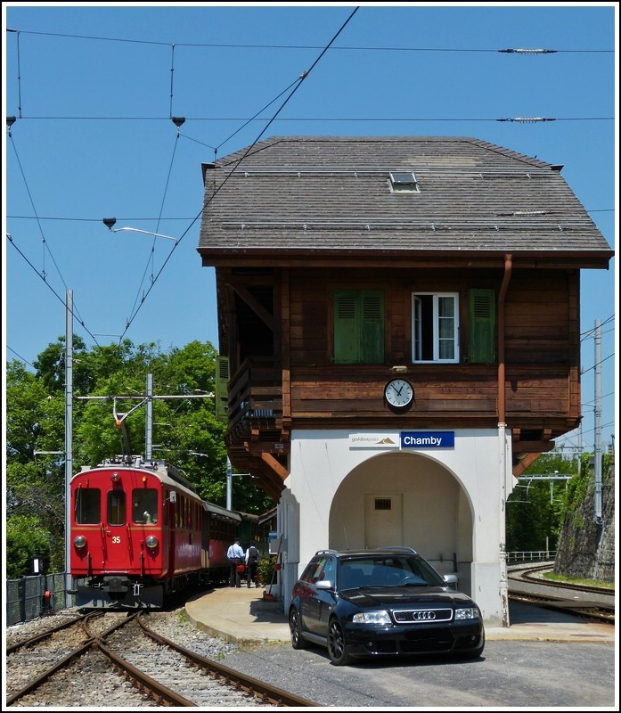 Der Bahnhof von Chamby von der anderen Seite aus gesehen zusammen mit dem ex RhB Triebwagen ABe 4/4 N 35 und leider auch mit Autoschaden. 27.05.2012 (Jeanny)