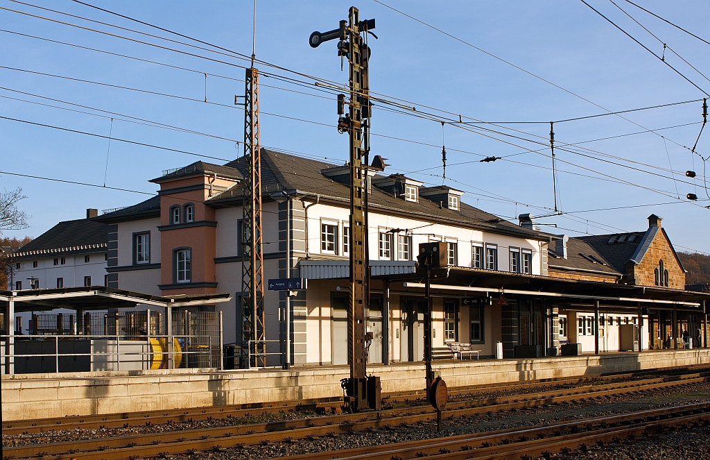 Der Bahnhof Kreuztal (Siegerland) an der KBS 440 Ruhr-Sieg-Strecke am 19.11.2011