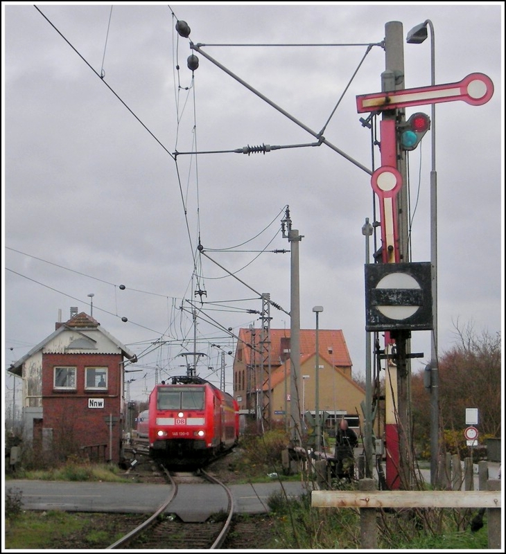 Der Bahnhof Norddeich mit einem ausfahrenden RE am 08.11.2007. (Jeanny)