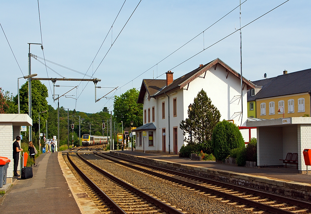Der Bahnhof Wilwerwiltz an der Nordstrecke (Linie 10) am 17.06.2013

Hinten kommt die CFL 3005 mit IR 111, unser Zug nach Luxemburg.

