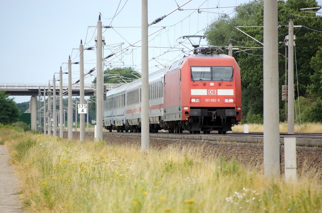 Der EC 340 leider nicht mit der erwarteten 182er, sondern mit der 101 092-5. Zwischen Gro�wudicke und Rathenow. 23.07.2010
