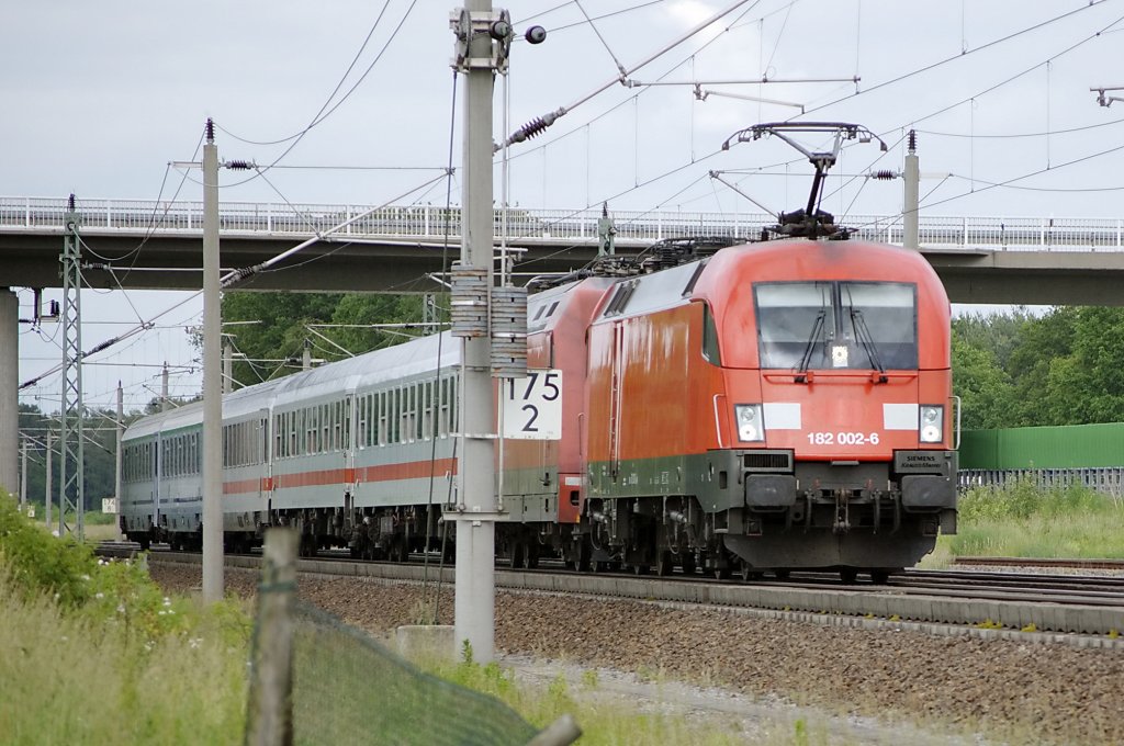 Der EC 340 nach Hamburg-Altona sonst immer von einer 120er gezogen, wurde Heute von der 182 002-6 gezogen und als Wagenlok eine 101er (kalt). Die Bezeichnung RAILION wurde wohl von der Lok entfernt. 13.06.2010