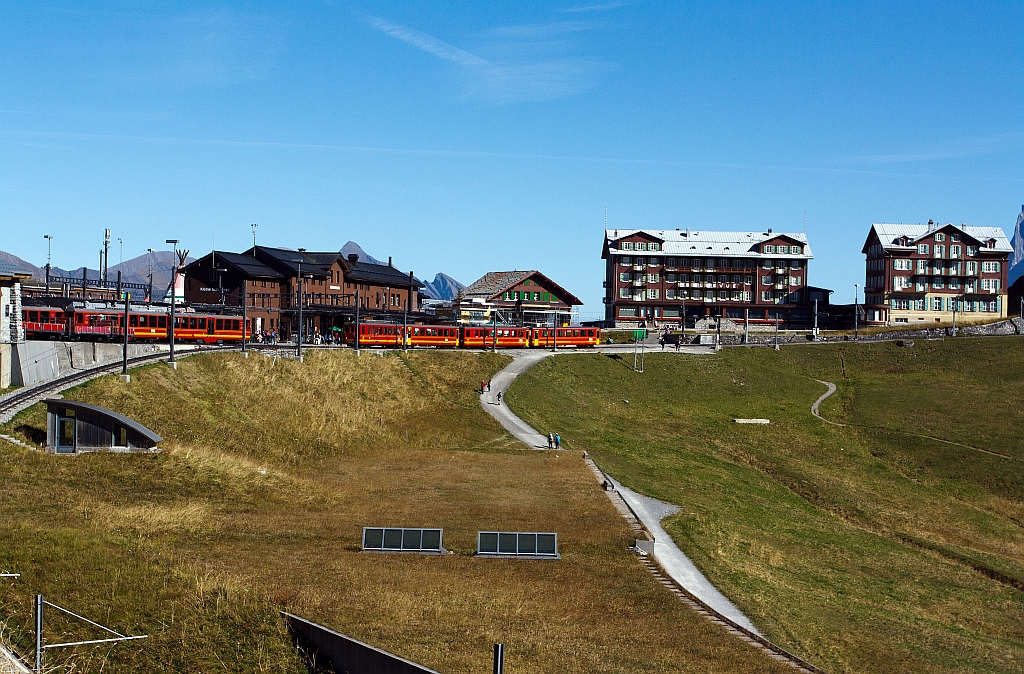Der erste Blick zum Bahnhof Kleine Scheidegg, aus dem Zug der WAB vor der Einfahrt am 02.10.2011. Bei dem traumhaften Wetter. Links der Bahnhof, davor Triebwagen der Jungfraubahn, rechts das Hotel Bellevue des Alpes.