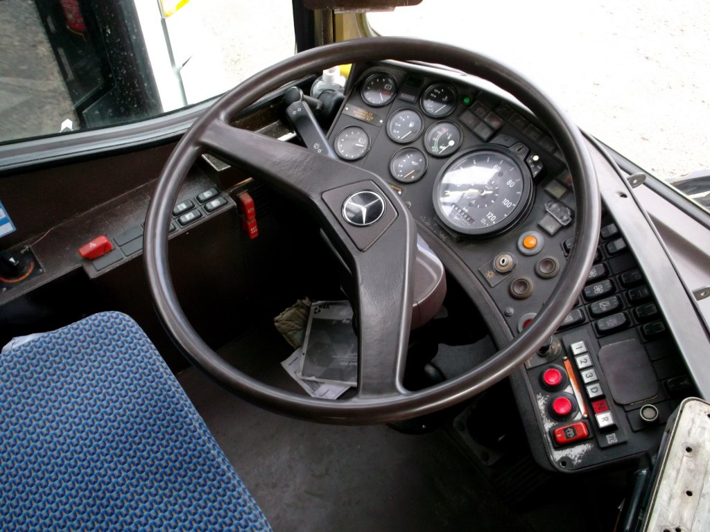 Der Fahrerarbeitsplatz eines Mercedes-Benz O 405 G. Das Fahrzeug geh�rt dem Privatunternehmen Busverkehr Zipper GmbH aus Gr�nstadt und wird im Sch�lerverkehr eingesetzt. Es ist ein ehemaliges Fahrzeug der Stadtwerke Saarlouis.