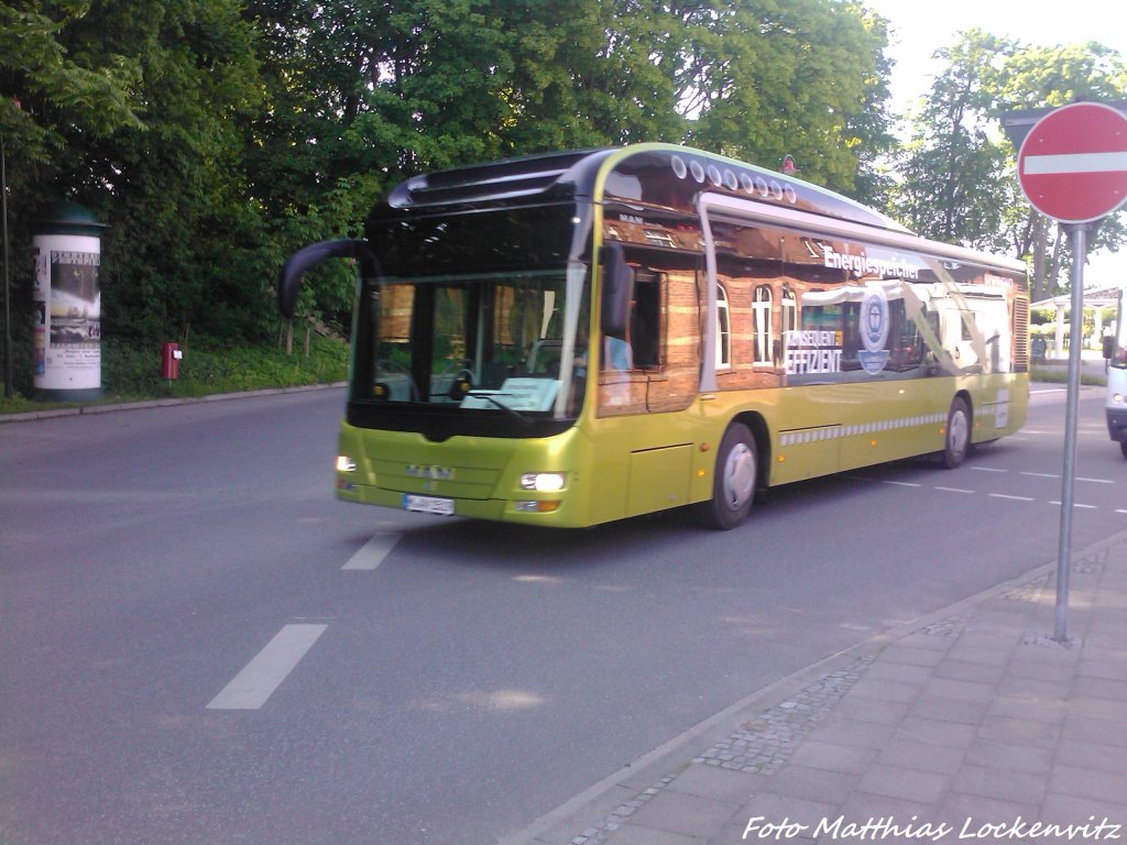 Der Gastbus, ein MAN Hybrid Bus aus M�nchen zugast beim RPNV / Hier beim Verlassen der Haltestelle Putbus, Bahnhof am 30.5.13 