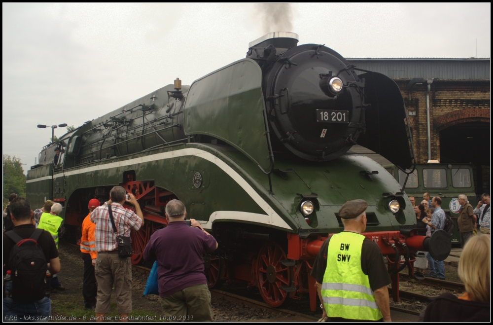 Der große Star beim Eisenbahnfest war 18 201, die kurz zuvor mit einem Sonderzug eintraf und jetzt auf die Drehscheibe fährt. Ohne die Sicherungsposten wäre die Lok nicht einmal bis dort gekommen (gesehen 10.09.2011 beim 8. Berliner Eisenbahnfest Bw Schöneweide)