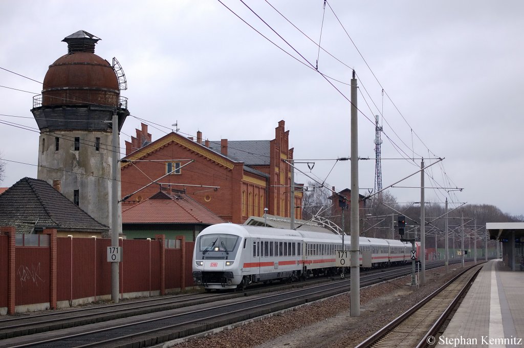 Der IC 1213 von Berlin S�dkreuz nach K�ln bei der Durchfahrt in Rathenow und geschoben wird er von der 101 037-0. 18.03.2011