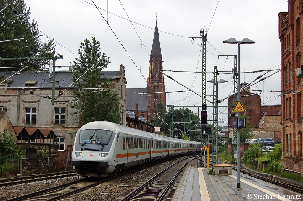 Der IC 2088 von Hamburg Hbf nach Stralsund Hbf f�hrt gerade im Schweriner Hbf ein. Geschoben hatte die 101 048-7. 15.07.2011