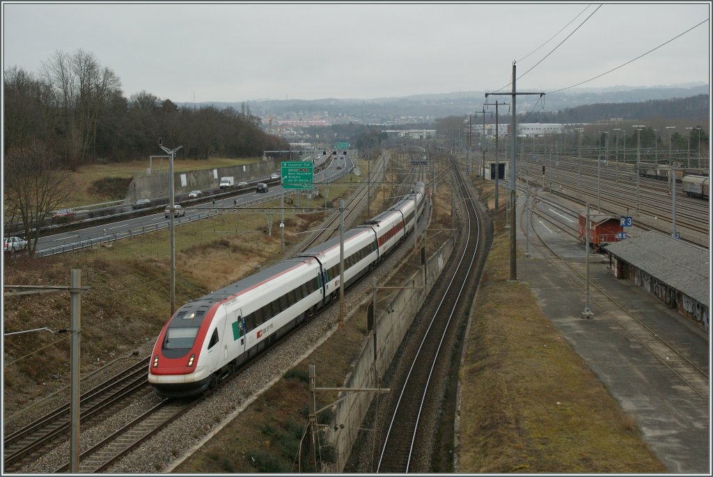 Der ICN 620 von Basel hat die Strecke nach Genve erreicht und beschleunigt nun seine Fahrt wieder, um pnktlich in Genve anzukommen.
7. Jan. 2013