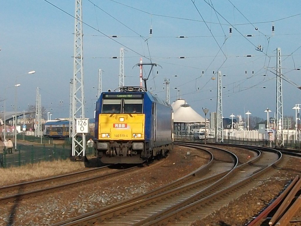 Der InterConnex nach Leipzig mit 146 519 verlie� am 29.Januar 2011 Warnem�nde.