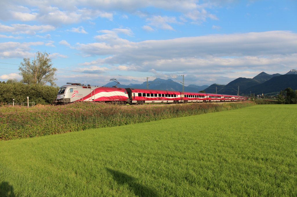 Der  Jubilums-Railjet  kurz vor Prien am Chiemsee am 8. August 2012.