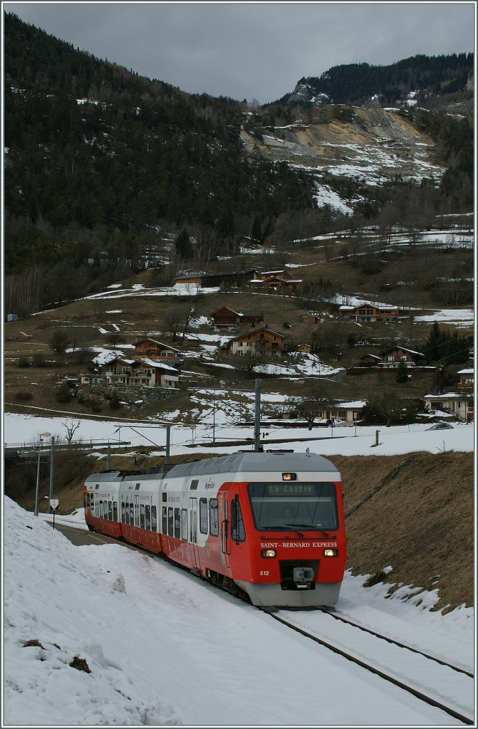 Der M-O (TMR/Region Alps) RABe 527 512-8 kurz nach der Haltestelle Etiez auf dem Weg nach Le Chable.
27. Jan. 2013