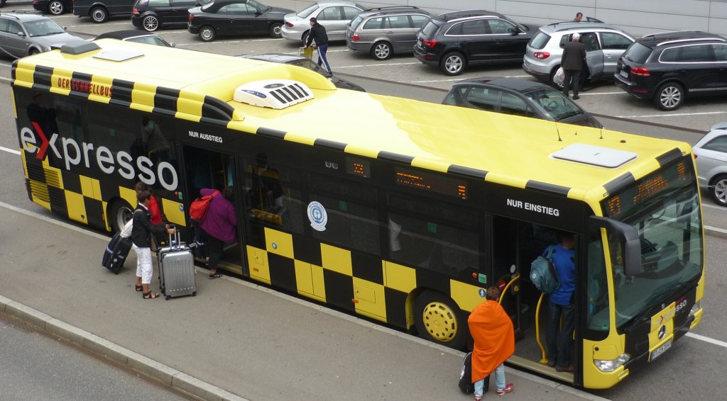 Der MB-Citaro LE-M� der RSV, Reutlingen l��t seine Fahrg�ste am Flughafen , Stuttgart aussteigen. Am 31.08.2012