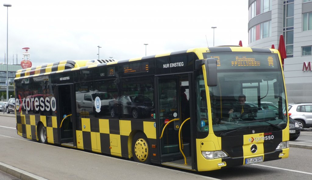 Der MB-Citaro LE-M�, wartet am Flughafen, Stuttgart ehe er wider zur�ck nach Reutlingen f�hrt.