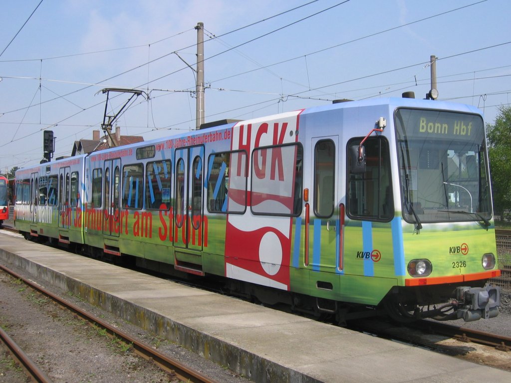 Der moderne Nachfolger des ET 201 und ET 57, der Stadtbahnwagen B 2326 der Klner Verkehrsbetriebe (KVB)mit Werbung fr das Jubilum 100 Jahre Rheinuferbahn. (Wesseling, 07.05.2006)