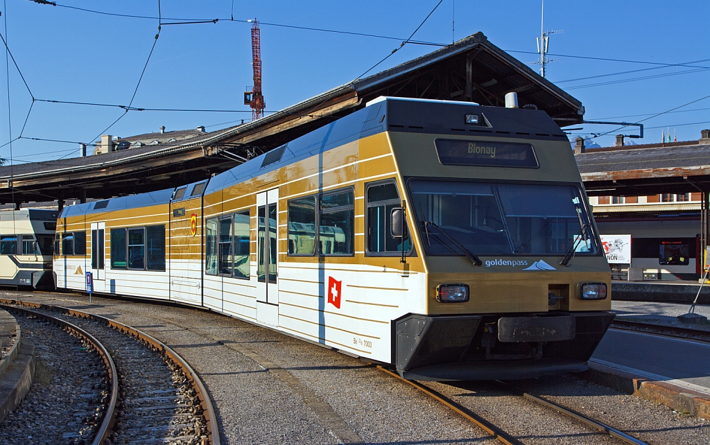 Der MVR Be 2/6 - 7003 (ein Stadler Elektrischer Niederflur-Doppelgelenk-Leichttriebwagen Typ GTW 2/6 auch Schienen-Wohnwagen genannt) steht am 29.02.2012 auf Gleis 7 im Bahnhof Vevey zur Abfahrt nach Blonay, mit angekupeltem Be 2/6 - 7001, bereit. 
Die meterspurigen Triebwagen Be 2/6  der MVR (Transports Montreux–Vevey–Riviera) ex CEV (Chemins de fer lectriques Veveysans) fahren die Bahnstrecken Vevey–Saint-Lgier–Blonay. Die Netzspannung ist 900 V Gleichstrom, die Steigung der Strecke ist bis zu 45 Promille steil.
