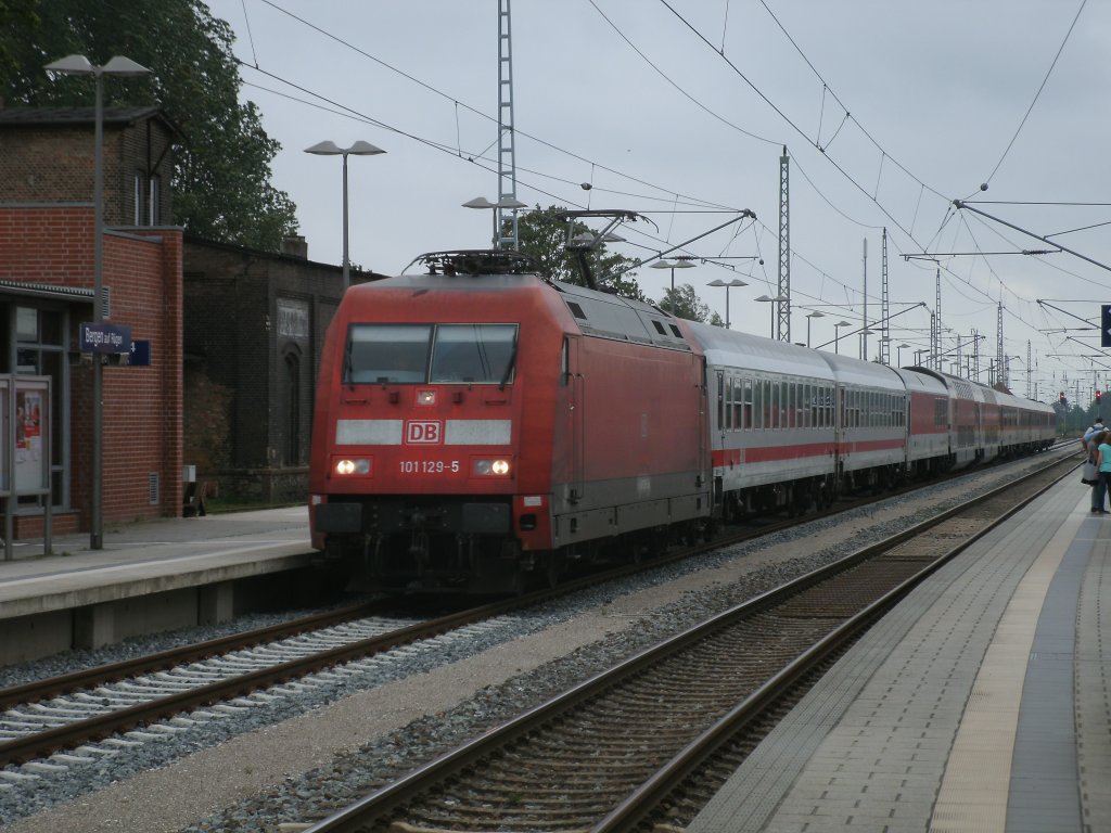 Der Nachtzug aus Z�rich nach Binz,am 27.August 2011,mal p�nktlich erreichte Bergen/R�gen.Gezogen von 101 129.