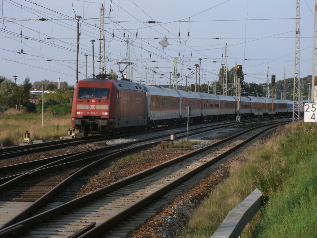 Der Nachtzug Binz-Z�rich,gezogen von 101 004,verlie� am 20.August 2011,Bergen/R�gen.