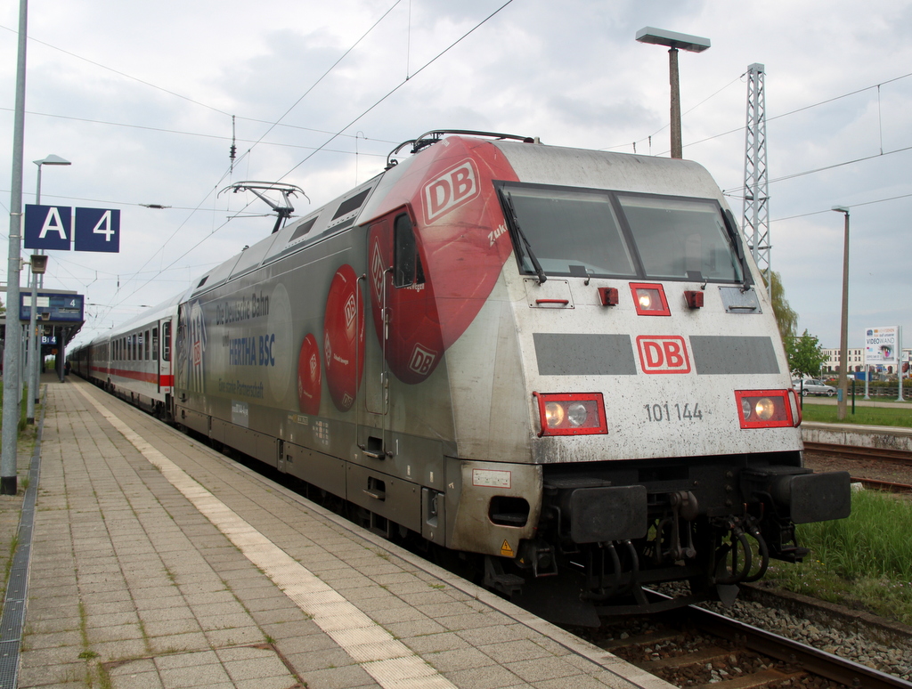 Der nchste Bundesligist lies sich blicken diesmal war es 101 144-4 die am 12.05.2013 den IC 2239 von Warnemnde nach Dresden Hbf bringen sollte.