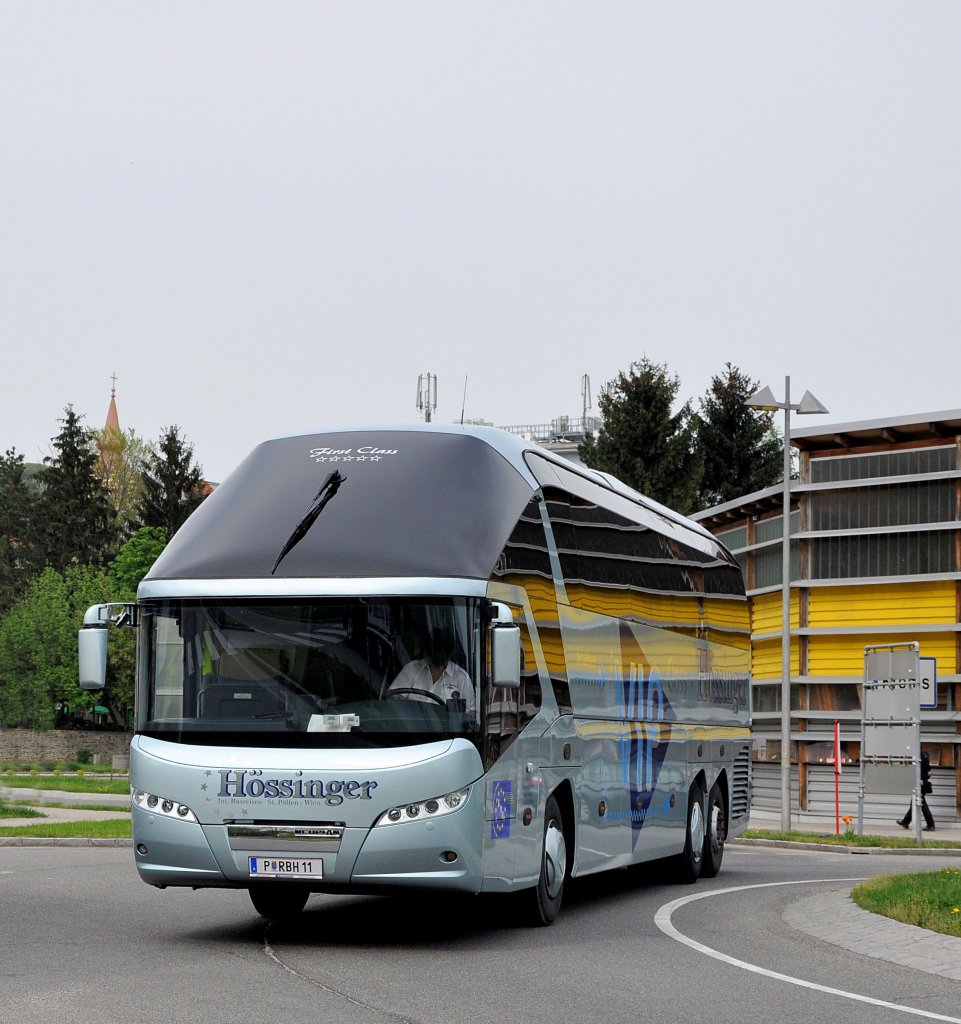 Der neue NEOPLAN STARLINER vom Reiseb�ro H�SSINGER aus Wien und St.P�lten/�sterreich im April 2013 in Krems.