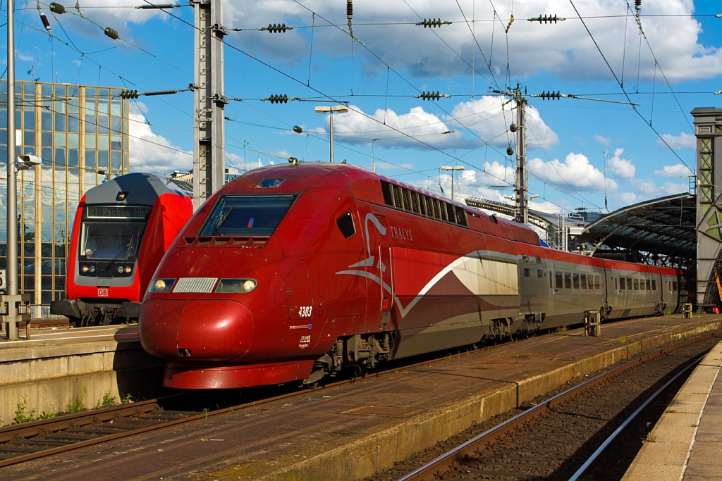 Der PBKA Thalys 4303 (TGV-43030/43039) steht am 07.07.2012 im Hbf Köln, für die Fahrt nach Paris, bereit. Die Thalys PBKA sind für den länderübergreifenden Verkehr mehrsystemfähig. Bei 25 kV, 50 Hz Wechselstrom haben sie eine Dauerleistung von 8800 kW,  im deutschen Netz mit 15 kV, 16,7 Hz Wechselstrom haben sie Leistung von 4460 kW. Es gibt 17 Triebzüge, davon befinden sich 7 im Eigentum der SNCB (wie auch dieser), 6 der SNCF, je 2 der NS und der DB. Bei der Deutschen Bahn werden die Thalys-PBKA-Triebzüge, als „Baureihe 409“ bezeichnet.