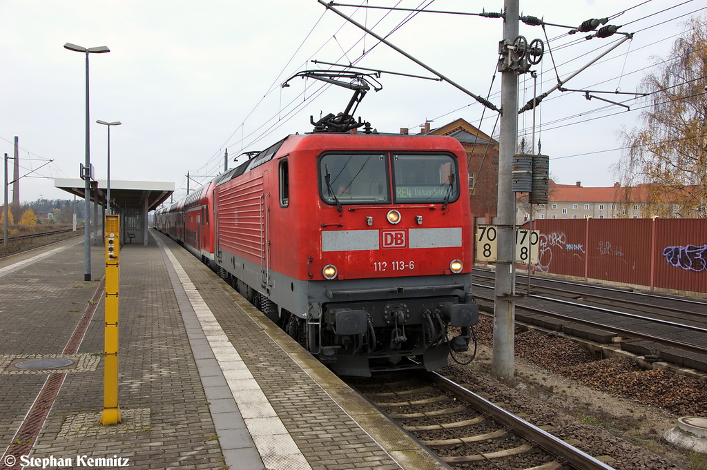 Der RE4 (RE 37325) von Rathenow nach Ludwigsfelde im 112er-Sandwich in Rathenow. Vorne am Steuerwagen die 112 113-6 und hinten schiebte die 112 187-0. Noch genau einen Monat, dann wird die ODEG den RE4 bernehmen. 09.11.2012