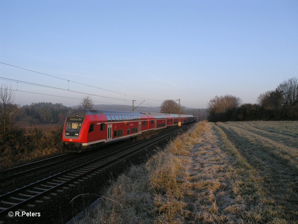 Der RE4241 N�rnberg - M�nchen bei Sonnenaufgang am 29.10.10