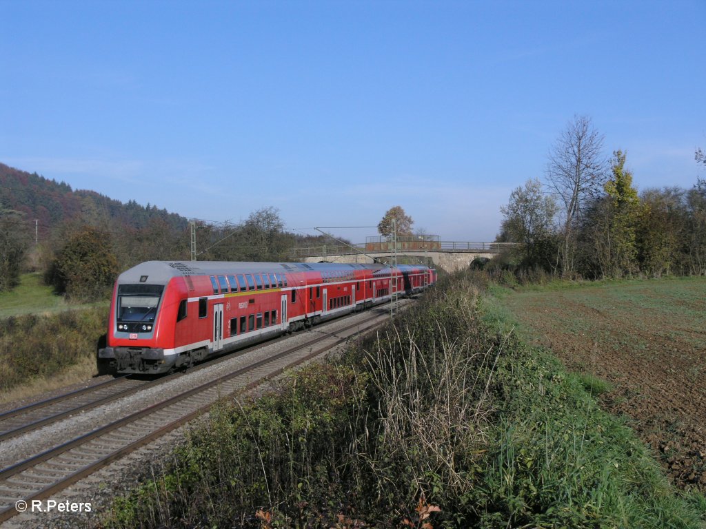 Der RE4243 nach M�nchen bei Dettenhofen. 29.10.10