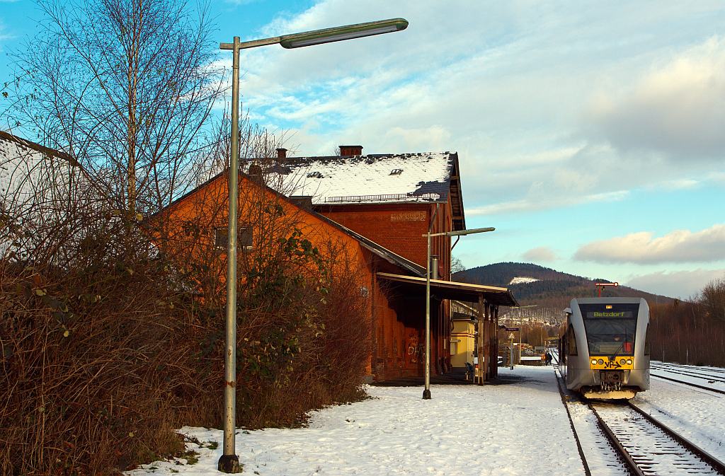 Der Stadler GTW 2/6 (VT 118) der Hellertalbahn am 11.12.2012 im Bahnhof Herdorf, nun geht die Fahrt in Richtung Betzdorf/Sieg weiter.